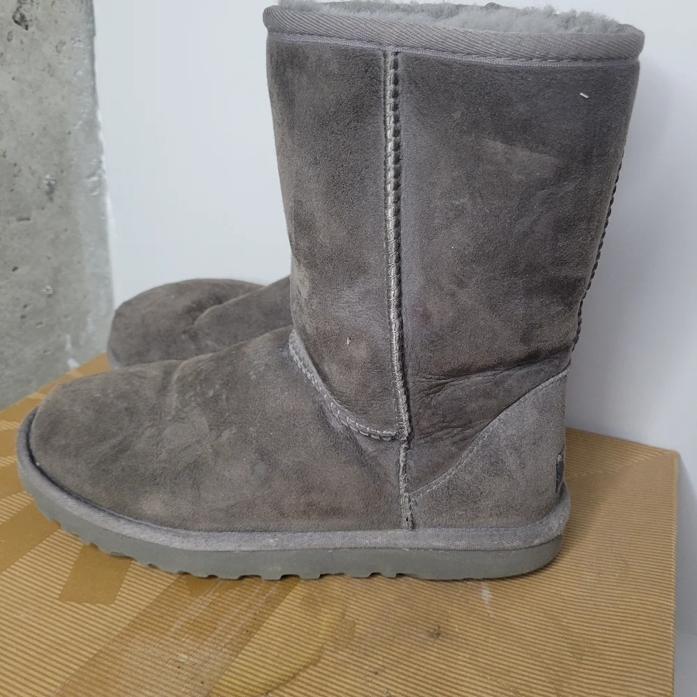 Ugg Classic Short Boots SZ 6